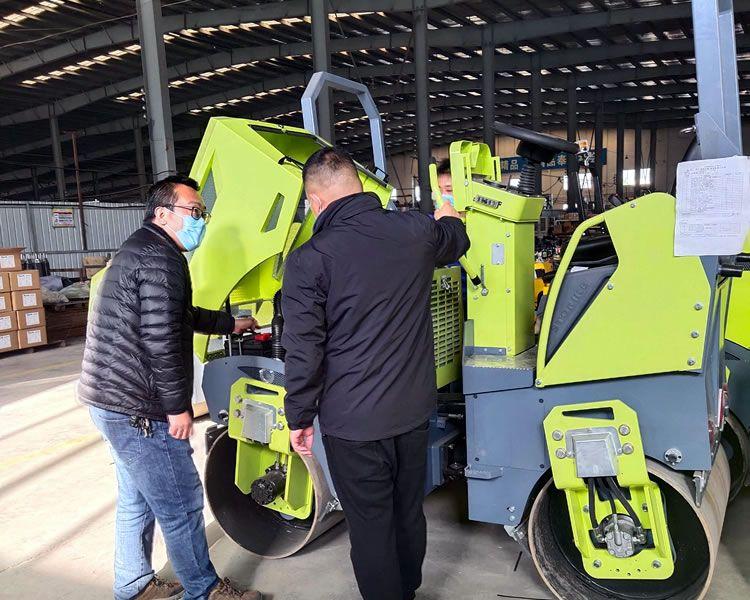 客戶千里迢迢來(lái)廠試乘試駕奔馬三噸壓路機(jī)BM3000