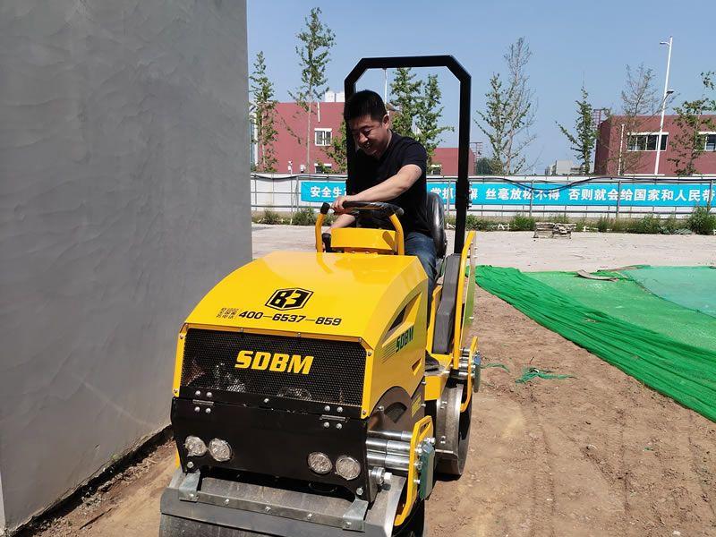 座駕振動(dòng)壓路機(jī)在惡劣環(huán)境下如何工作？