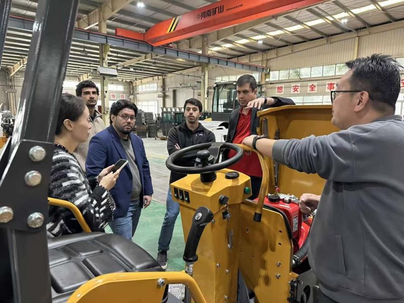 國外客戶來廠參觀小型壓路機(jī)